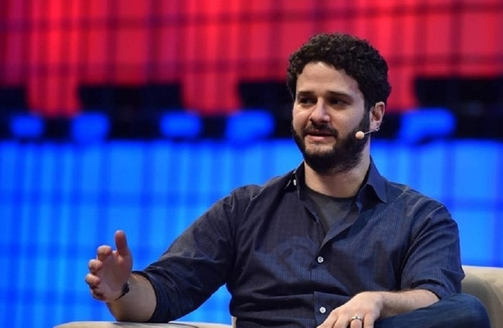 Ông thừa nhận việc “phải đeo mặt nạ mỗi ngày” để thể hiện sự mạnh mẽ khiến bản thân dần kiệt sức.