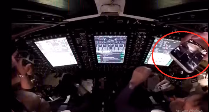 Một khoảnh khắc gây chú ý trên tàu vũ trụ Artemis II đã ghi lại cảnh một chiếc iPhone 17 Pro Max bay lơ lửng trong khoang lái, vô tình tạo nên một màn “quảng cáo ngoài không gian” hiếm có cho Apple.