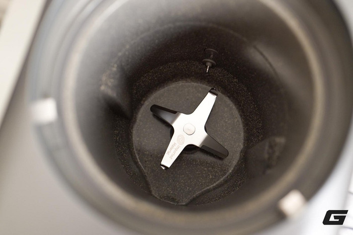 Bảng điều khiển cảm ứng lớn hỗ trợ tiếng Việt và trợ lý giọng nói giúp người lớn tuổi cũng có thể sử dụng dễ dàng. (Ảnh: Genk)