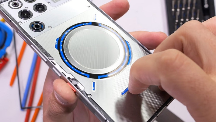 YouTuber JerryRigEverything gọi công nghệ này là "đến từ tương lai" sau khi tháo rời thiết bị.