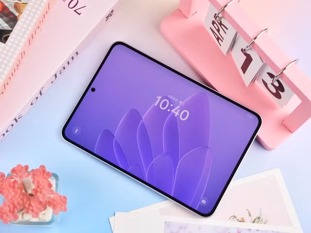 Tuy nhiên, điểm trừ lớn là thiết bị không hỗ trợ SIM hay eSIM, buộc người dùng phải phụ thuộc Wi-Fi hoặc chia sẻ mạng, khiến sản phẩm dù mạnh mẽ vẫn còn hạn chế trong tính di động thực tế.