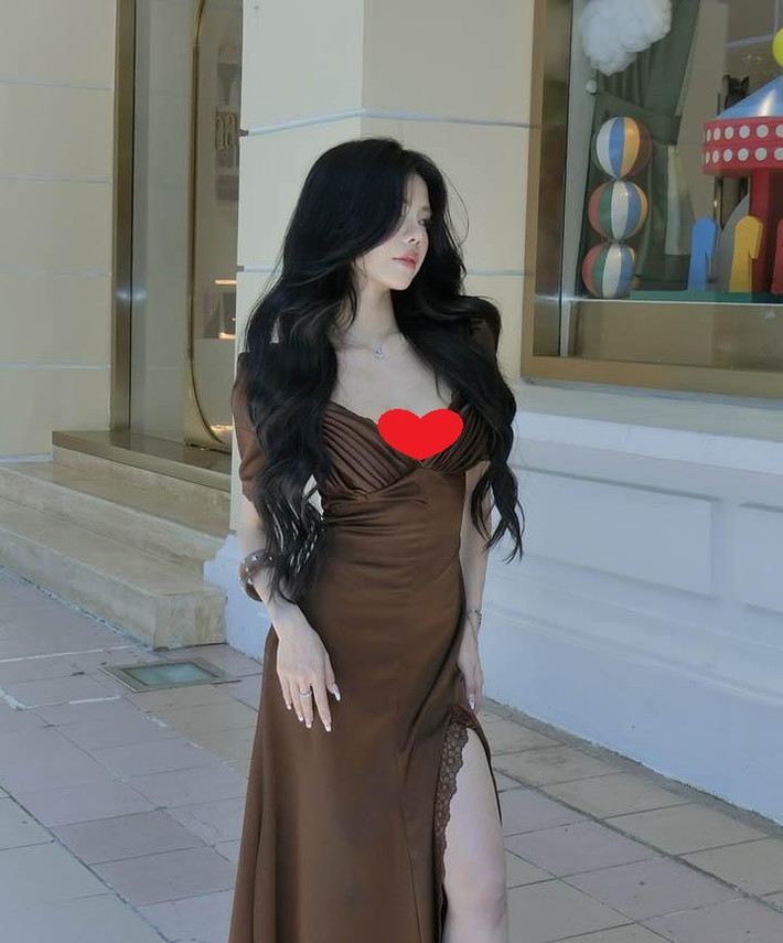 Gương mặt sắc sảo pha nét ngọt ngào cùng thần thái tự tin khiến Mai Dora dễ dàng thu hút ánh nhìn ngay từ khung hình đầu tiên.