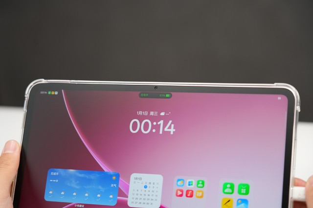 Đáng chú ý, OPPO còn giới thiệu phiên bản Soft Light chống chói, tính năng vốn chỉ xuất hiện trên iPad Pro bản cao cấp giá khoảng 50 triệu đồng.