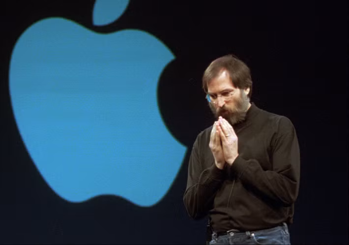 Bước ngoặt lớn nhất đến vào năm 1997 khi Steve Jobs quay trở lại, mở ra kỷ nguyên phục hưng với hàng loạt sản phẩm mang tính cách mạng như iPod và iPhone, giúp Apple không chỉ sống sót mà còn định nghĩa lại ngành công nghệ tiêu dùng toàn cầu.