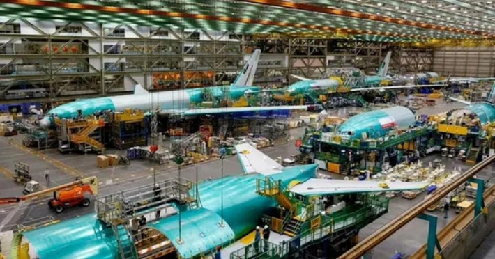 Nhà máy được xây dựng năm 1967 nhằm sản xuất Boeing 747 - chiếc máy bay lớn gấp 2,5 lần máy bay thương mại lúc bấy giờ.