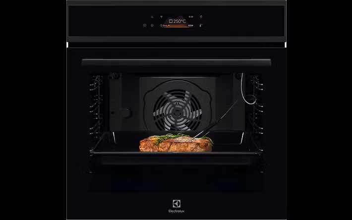 Không dừng lại ở AI, dòng lò nướng Electrolux 700 MealAssist còn tích hợp chế độ PizzaExpert, cho phép nướng pizza ở nhiệt độ 340°C chỉ trong khoảng 2,5 phút, tiệm cận tiêu chuẩn nhà hàng.