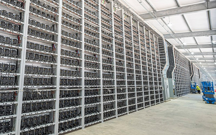 Địa điểm này cũng vấp phải nhiều chỉ trích vì lượng điện tiêu thụ khổng lồ và phát thải carbon cao.