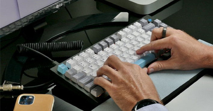 Bàn phím vẫn giữ vai trò chỉnh sửa nội dung, dù không còn là công cụ sáng tạo chính.