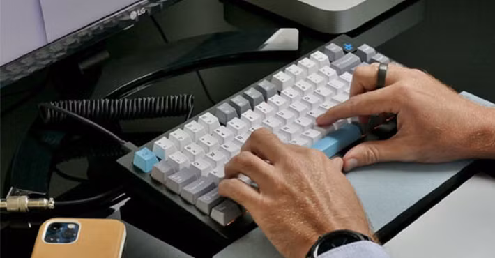 Bàn phím vẫn giữ vai trò chỉnh sửa nội dung, dù không còn là công cụ sáng tạo chính.