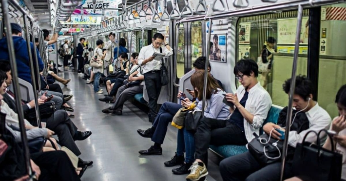 Áp lực từ ánh mắt xã hội cũng khiến mọi người tự điều chỉnh hành vi.