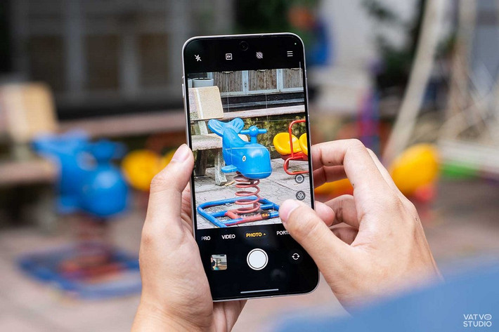 Camera là điểm yếu với chỉ 2 ống kính: chính 50MP và góc rộng 8MP, không có zoom quang học.(Ảnh: Vatvostudio)