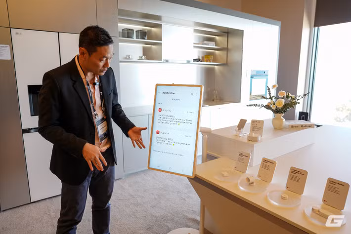Một điểm nhấn đáng chú ý là robot LG CLOiD Robot, đóng vai trò trợ lý vật lý với khả năng hỗ trợ việc nhà như lấy đồ, dọn dẹp và chuẩn bị bữa ăn. (Ảnh: Genk)