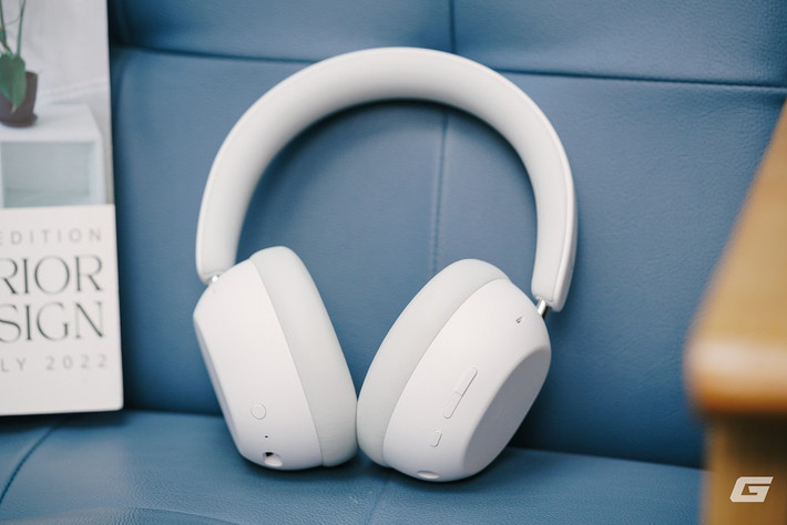 RITA có thiết kế gọn nhẹ, lấy cảm hứng từ Sony WH-1000XM6 và Sennheiser Momentum 4. (Genk)