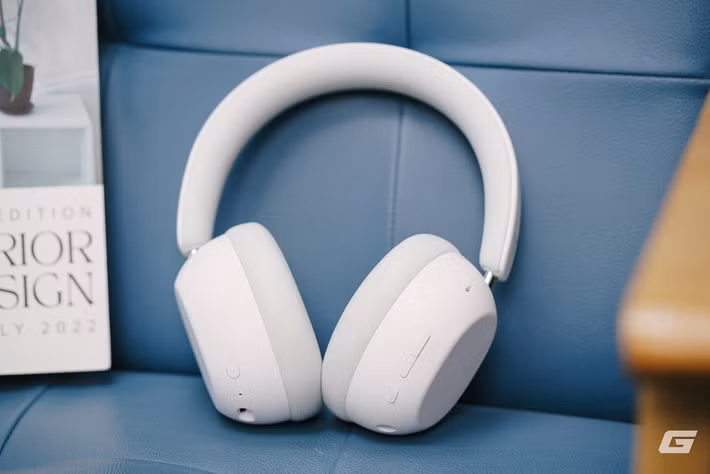 RITA có thiết kế gọn nhẹ, lấy cảm hứng từ Sony WH-1000XM6 và Sennheiser Momentum 4. (Genk)