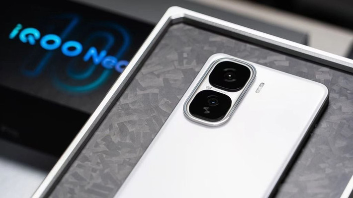 Với cấu hình mạnh, pin bền và giá dễ tiếp cận, iQOO Neo 10 5G xứng đáng là đối thủ đáng gờm khiến cả Apple lẫn Samsung phải dè chừng.