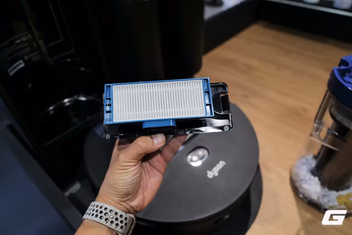 Với mức giá khoảng 35,99 triệu đồng tại Việt Nam, Spot+Scrub AI cho thấy tham vọng của Dyson trong việc biến robot hút bụi lau nhà thành một hệ thống thông minh có khả năng “tự quyết định” thay vì chỉ hoạt động theo lập trình cố định.(Ảnh: Genk)