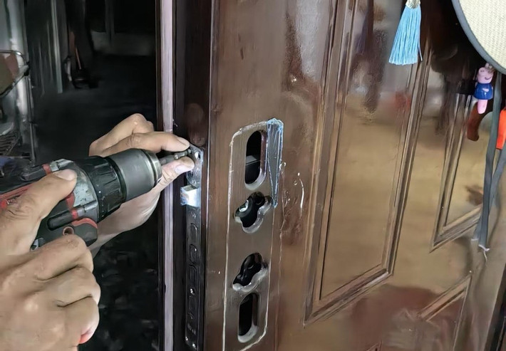 Khóa cửa thông minh là thiết bị liên quan trực tiếp đến an toàn gia đình, vì vậy đừng mua qua mạng nếu không muốn gặp lỗi bảo mật hoặc lắp đặt sai kỹ thuật.