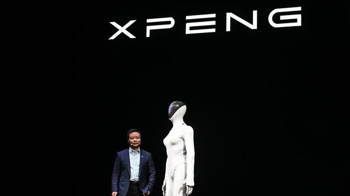 XPeng giới thiệu robot hình người Iron tại sự kiện AI Day ở Quảng Châu.