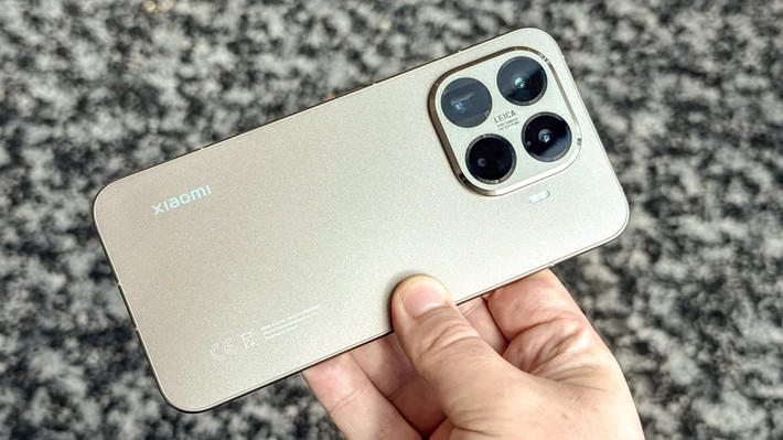 Thiết kế khung nhôm, mặt kính Gorilla Glass 7i và khả năng kháng nước IP68 giúp máy bền bỉ hơn nhiều đối thủ cùng tầm giá.