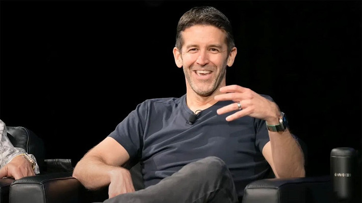 Ternus từng là vận động viên bơi lội xuất sắc, tốt nghiệp cơ khí tại Đại học Pennsylvania.