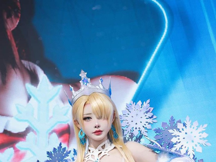 Gian hàng của tựa game thu hút lượng khách khổng lồ nhờ dàn cosplayer xinh đẹp và gợi cảm.