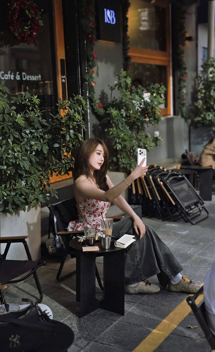 Khép lại không khí lễ hội, Hà Kim bất ngờ hóa thân thành cô sinh viên giản dị.