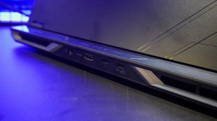 Hệ thống tản nhiệt AeroBlade 3D thế hệ 5 cùng kim loại lỏng cho CPU giúp máy duy trì hiệu năng cao trong thời gian dài.