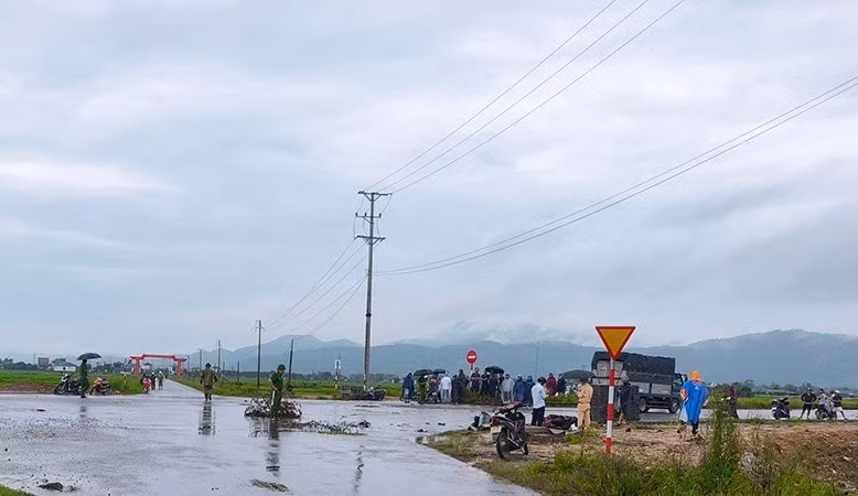 Xe máy va chạm ô tô tải, 3 người thương vong ở Hà Tĩnh