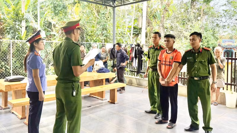 Khởi tố nam thanh niên vô cớ đánh người ở quán nhậu