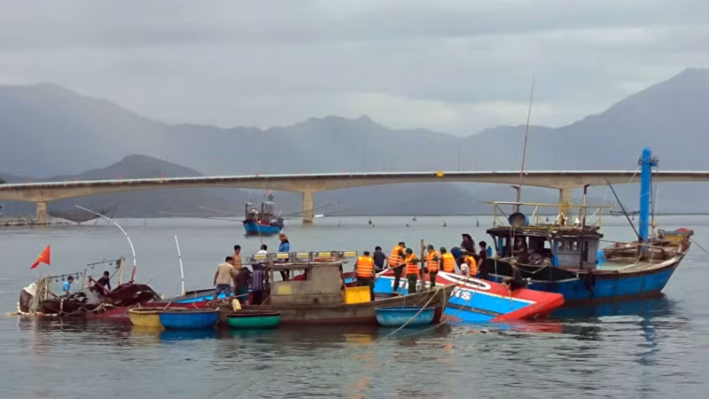 Tàu cá đang neo đậu bất ngờ bị sóng lớn đánh chìm ở Huế