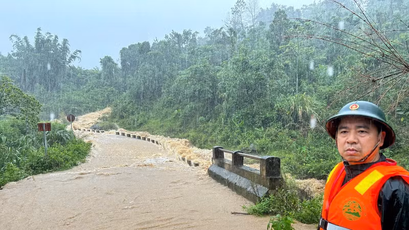 Di dời hàng trăm người dân khỏi vùng nguy cơ sạt lở, ngập lụt ở Quảng Trị