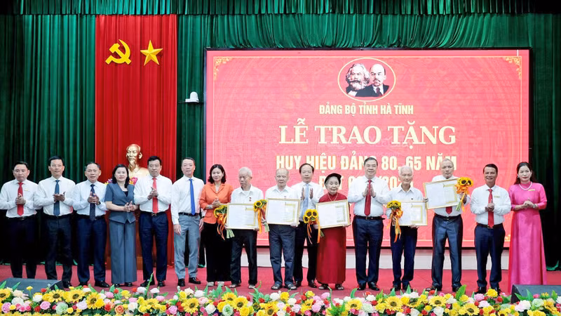 Phó Thủ tướng Chính phủ Phạm Gia Túc trao Huy hiệu Đảng tại Hà Tĩnh
