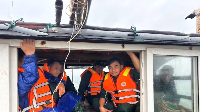 Hà Tĩnh nỗ lực tìm kiếm 2 ngư dân mất tích do chìm tàu