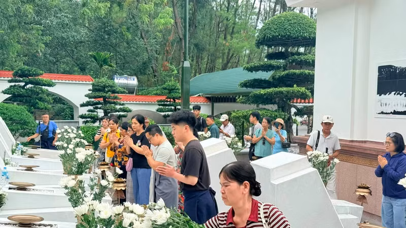 Hàng nghìn du khách tri ân, dâng hương tại Ngã ba Đồng Lộc dịp 2/9