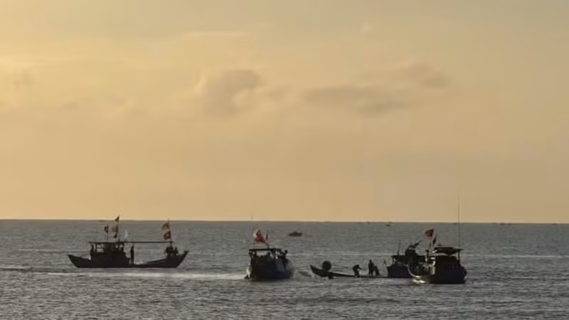 Tàu cá gặp nạn trên biển, 4 ngư dân bơi vào bờ an toàn