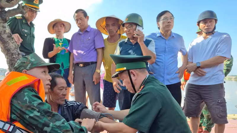 Cứu sống ngư dân trôi dạt gần 2 ngày trên biển