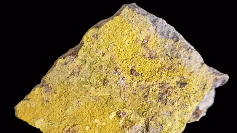 Bí ẩn khoáng vật màu vàng chanh chứa uranium trong lòng đất