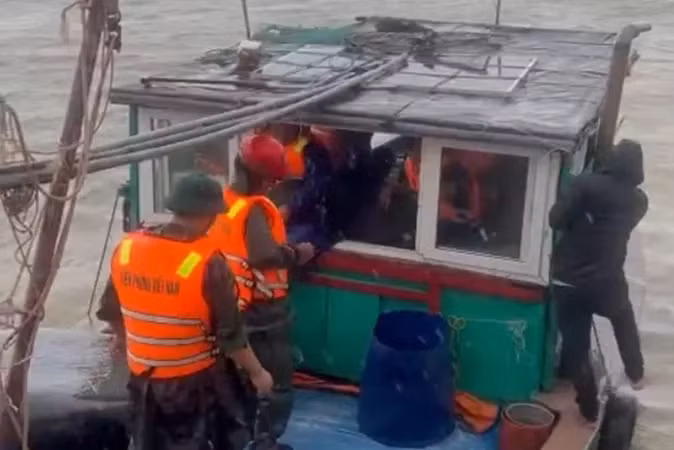 Vụ tàu cá Hà Tĩnh chìm trên biển: Tìm thấy thi thể 1 ngư dân
