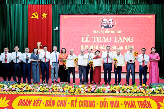 Phó Thủ tướng Chính phủ Phạm Gia Túc trao Huy hiệu Đảng tại Hà Tĩnh