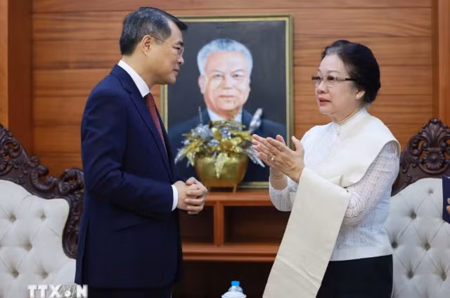 Thủ tướng Lê Minh Hưng thăm hỏi bà Viphavanh Phomvihane, Phu nhân cố Chủ tịch Quốc hội Lào Xaysomphone Phomvihane. (Ảnh: Dương Giang/TTXVN)