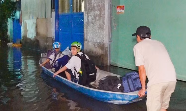 Mưa tạnh hơn một ngày, hẻm ở TPHCM vẫn ngập sâu