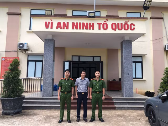 anh-nguyen-viet-tu-vui-mung-va-phan-kho-df43.jpg