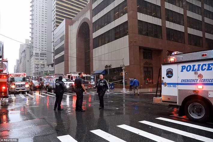 Thống đốc New York Andrew Cuomo nói với các phóng viên rằng không có dấu hiệu cho thấy vụ tai nạn là hành động khủng bố. Tuy nhiên, vụ tai nạn này có thể khiến người dân nhớ lại vụ khủng bố ngày 11/9.
