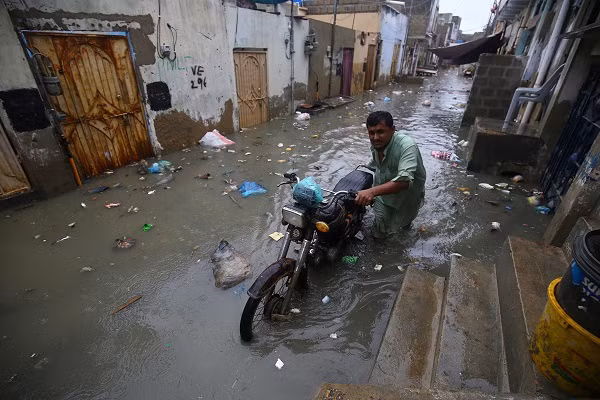 Chính quyền tỉnh Sindh đã ban bố tình trạng khẩn cấp do mưa lớn sau khi nhiều khu vực ở Karachi bị ngập, gây ách tắc giao thông và mất điện.