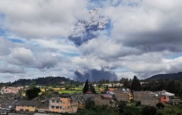 Được biết, núi lửa Sinabung phun trào cột khói bụi cao tới 5 km.