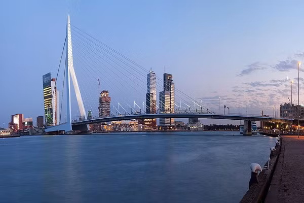 Tại Rotterdam, khoảng 80% diện tích thành phố này nằm dưới mực nước biển và một số khu vực thậm chí thấp hơn đến gần 6 mét khiến tình trạng ngập úng diễn ra quanh năm. Ảnh: Wikipedia.