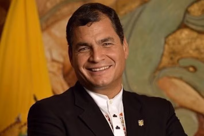 Mỗi khi có thời gian rảnh rỗi, cựu Tổng thống Ecuador Rafael Correa lại ra vườn trồng nho. Ông cho biết công việc này là sở thích và là cách để ông thư giãn. Ảnh: CS.