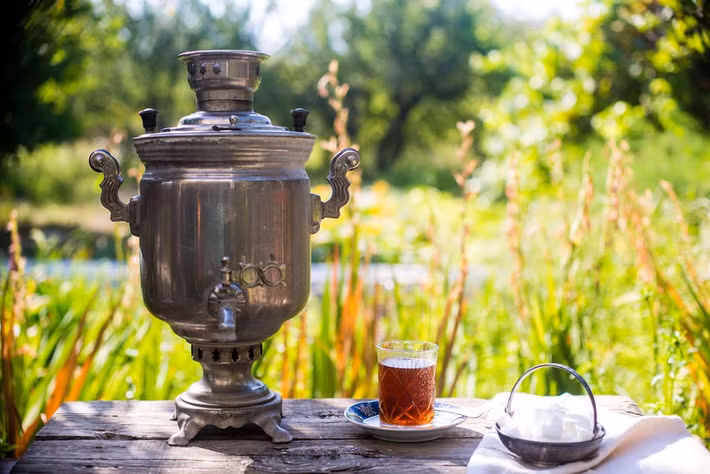 Người dân Azerbaijan thường uống trà trước bữa ăn. Tuy nhiên, cách thưởng thức trà của họ có chút khác biệt. Họ sẽ dùng trà với mứt hoặc đường. Ảnh: CT.