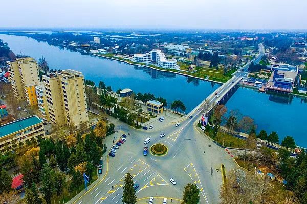 Kinh tế Azerbaijan chủ yếu dựa vào công nghiệp. Các ngành công nghiệp gồm chế tạo máy, dầu mỏ, dệt may và sản xuất hóa chất,... Ảnh: Wikipedia.