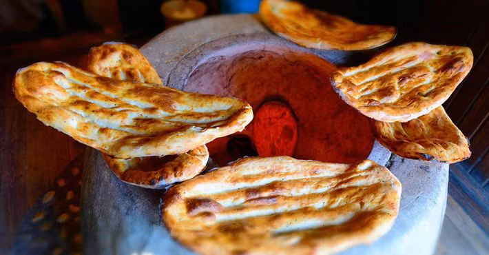 Người dân Azerbaijan rất coi trọng bánh mì. Nếu làm rơi bánh mì xuống sàn, họ có thể hôn vào bánh như một lời xin lỗi. Ảnh: AN.
